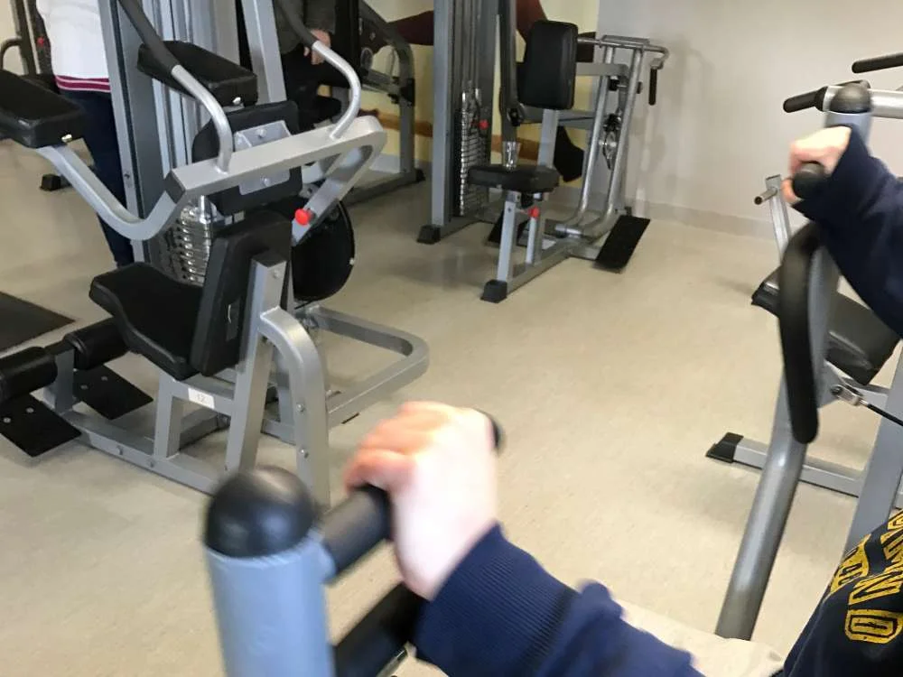 Träningsredskap i gymmet på Röingegården